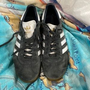 I bought the sneakers in Italy and they are too narrow